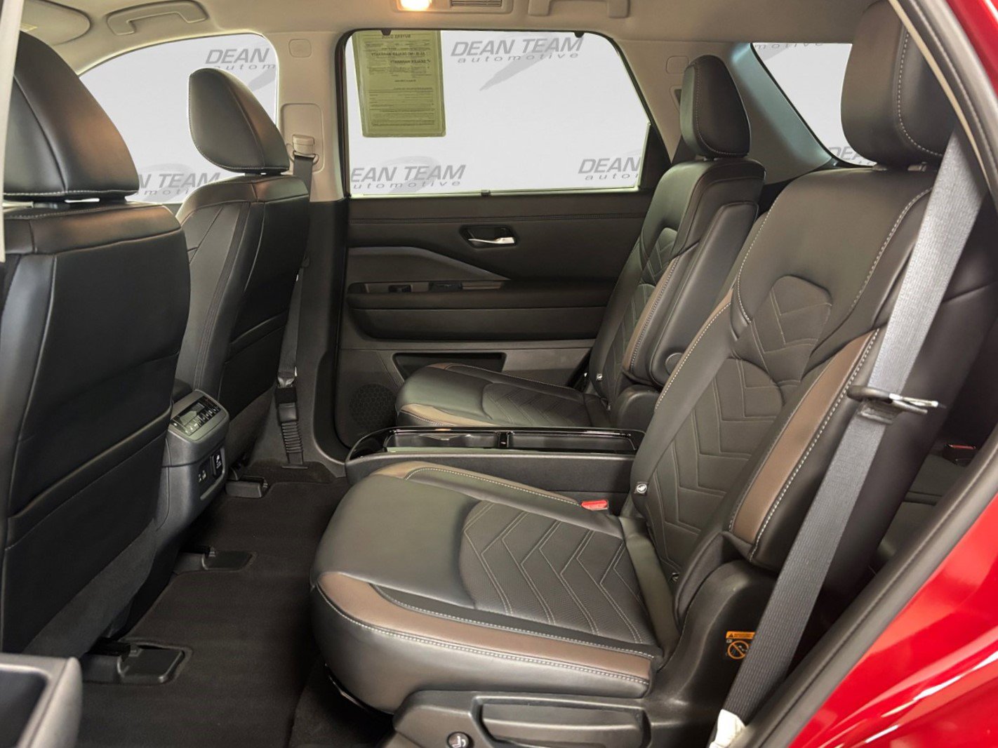 Used 2025 Nissan Pathfinder Platinum FWD image 12