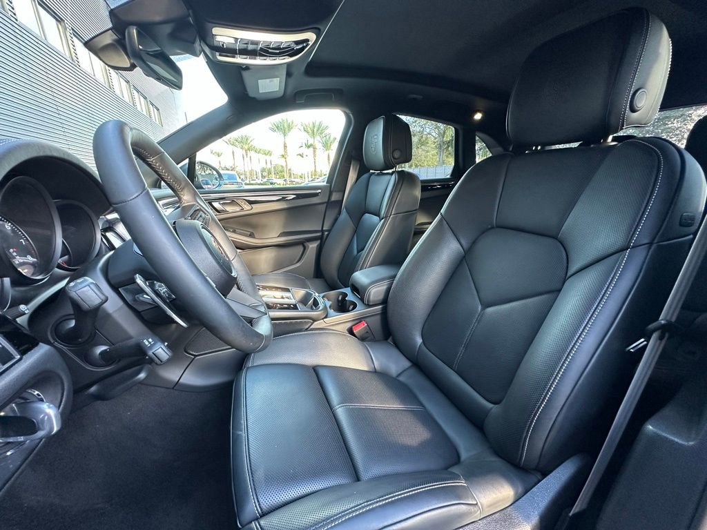 Certified 2025 Porsche Macan T image 5