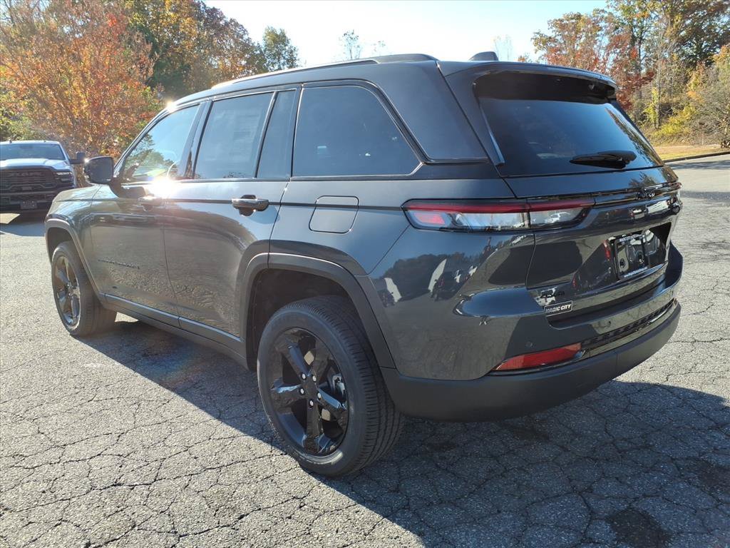 Used 2025 Jeep Grand Cherokee Altitude AWD/4WD image 6