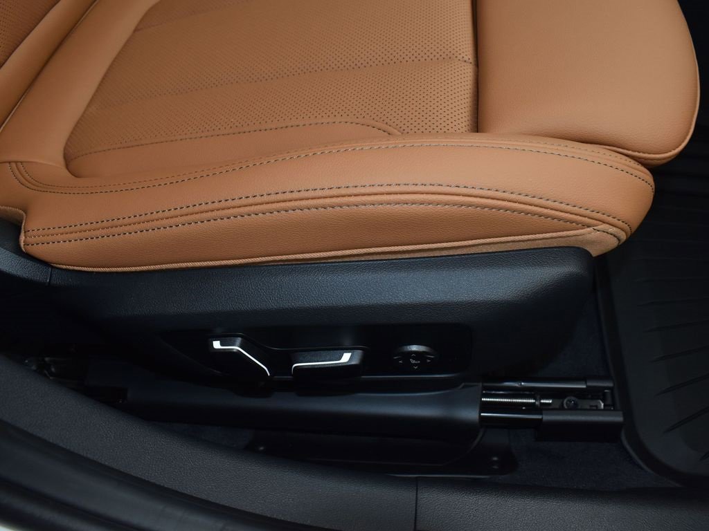 New 2026 BMW 330i Sedan w/ M Sport Package image 25