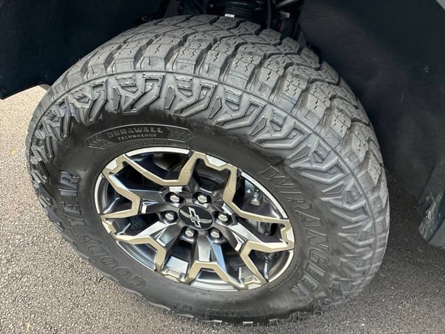 Used 2025 Chevrolet Colorado ZR2 w/ Technology Package AWD/4WD image 12
