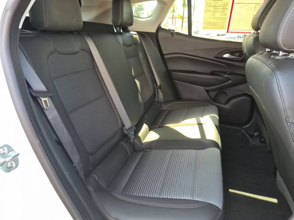 Used 2025 Chevrolet Trax LT w/ LT Convenience Package FWD image 30