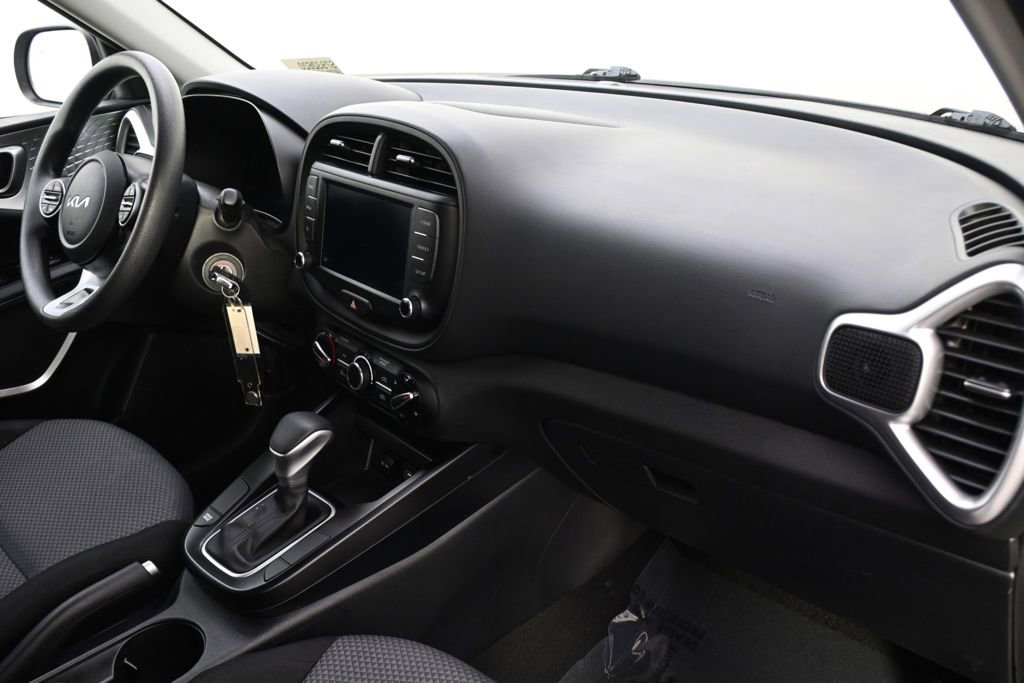 Used 2025 Kia Soul LX w/ LX Technology Package FWD image 14