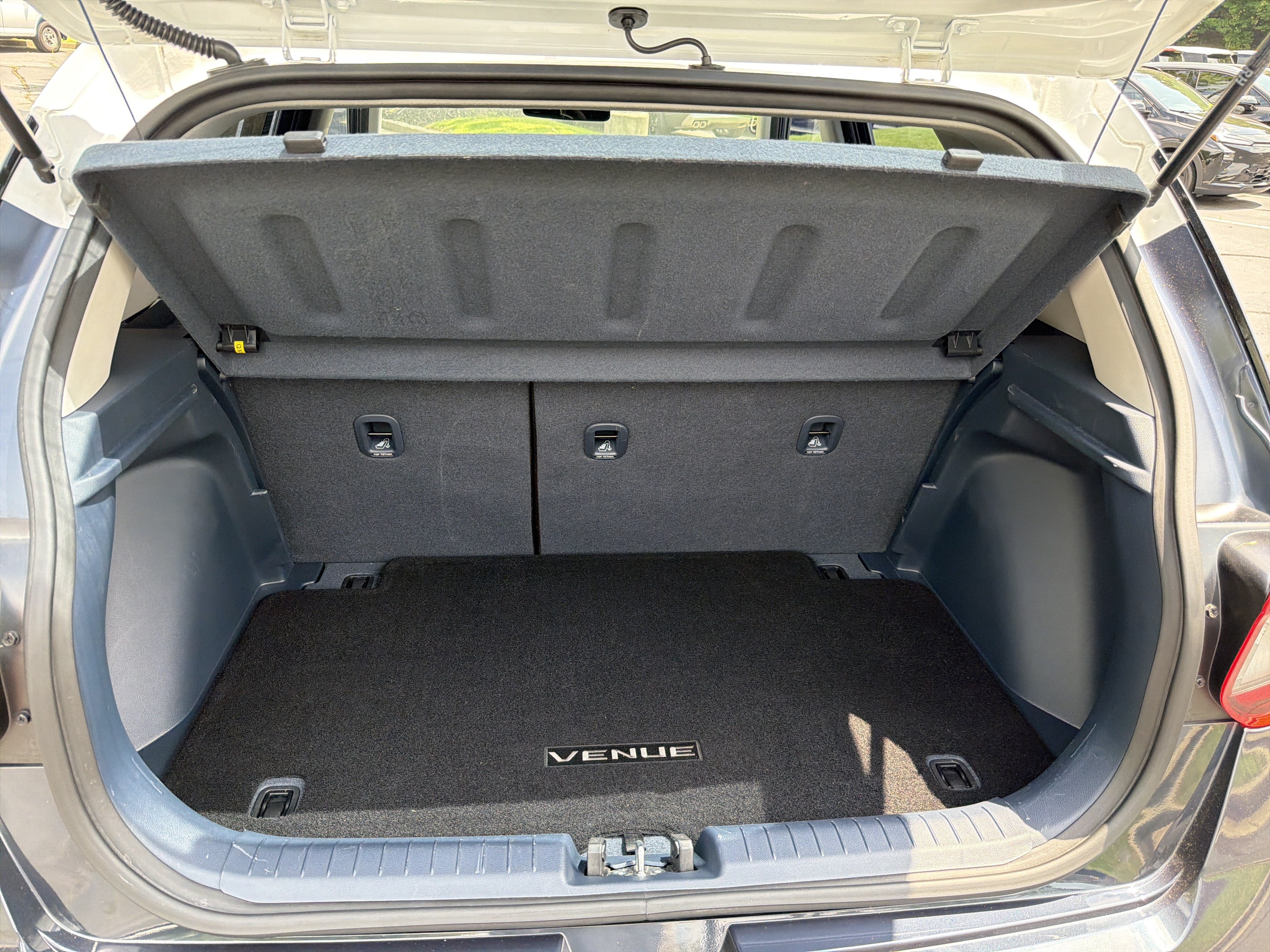 Used 2023 Hyundai Venue Limited FWD image 18