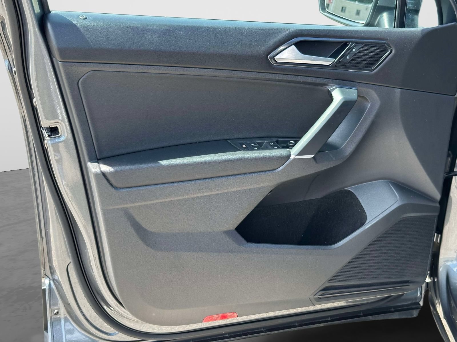 Used 2018 Volkswagen Tiguan SE FWD image 16