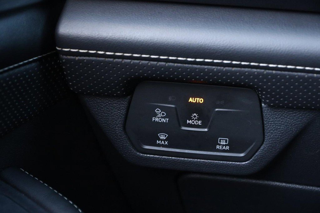 Used 2024 Volkswagen Atlas Cross Sport SE image 19