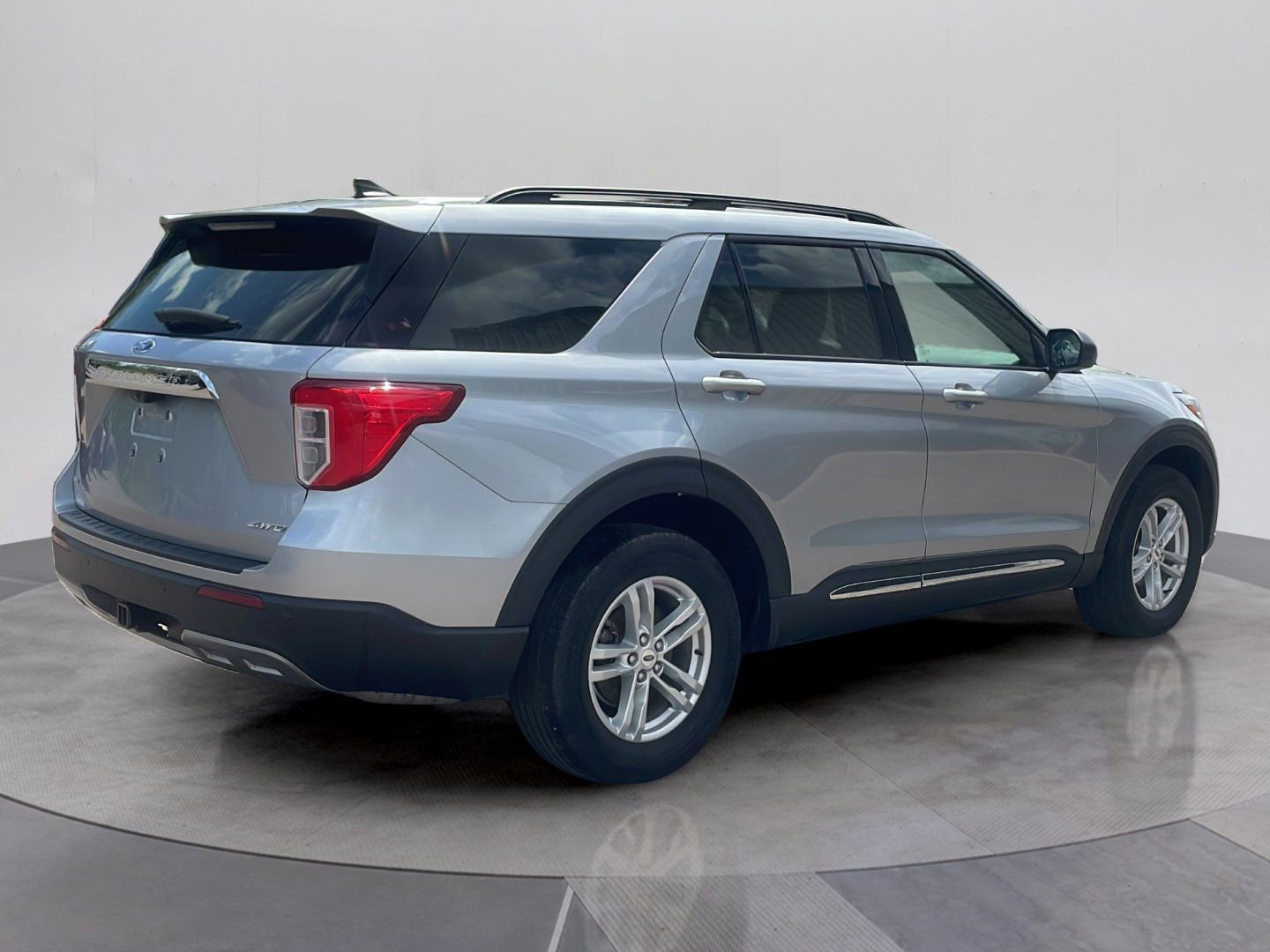 Used 2023 Ford Explorer XLT w/ Equipment Group 202A AWD/4WD image 6