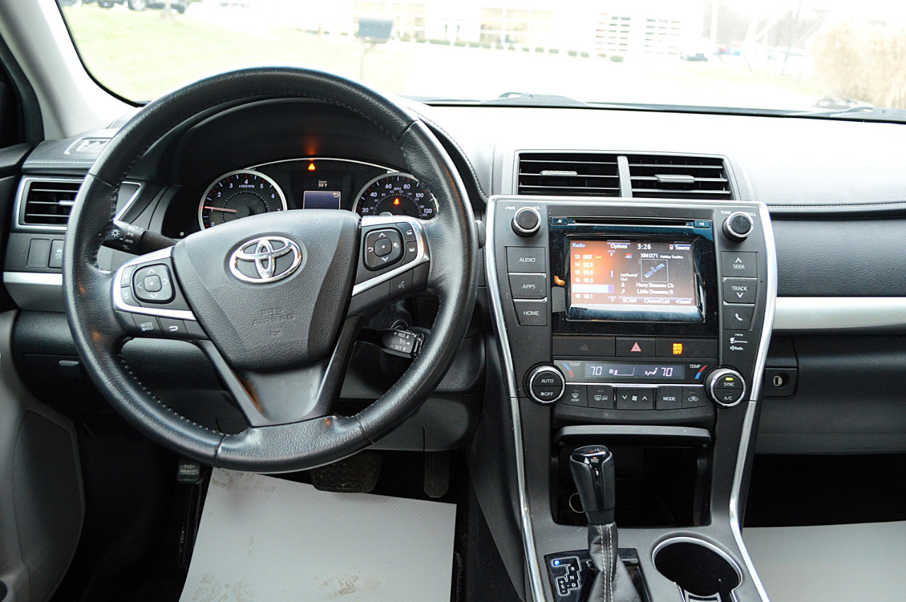 Used 2015 Toyota Camry XSE image 18
