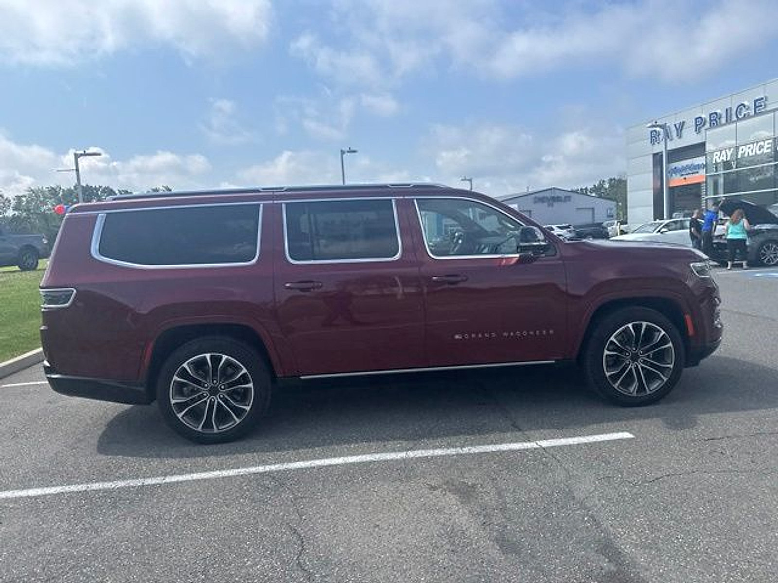 Used 2025 Jeep Grand Wagoneer L Series III AWD/4WD image 19