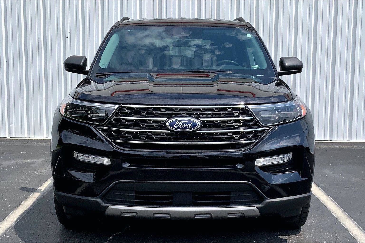 Used 2024 Ford Explorer XLT w/ Equipment Group 202A AWD/4WD image 3