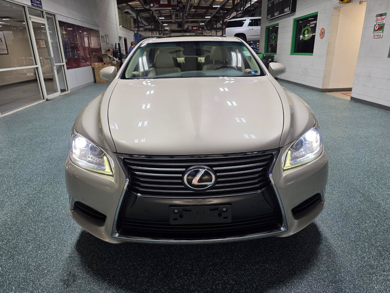 Used 2013 Lexus LS 460 w/ Comfort Pkg RWD image 3