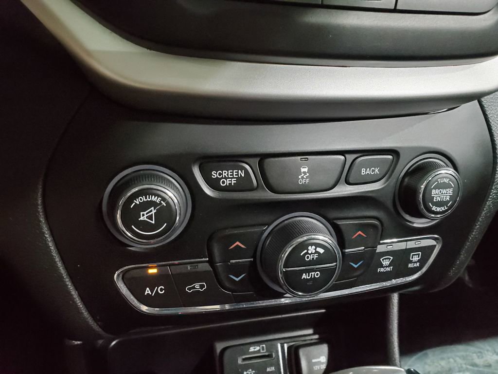 Used 2015 Jeep Cherokee Trailhawk w/ Comfort/Convenience Group image 35