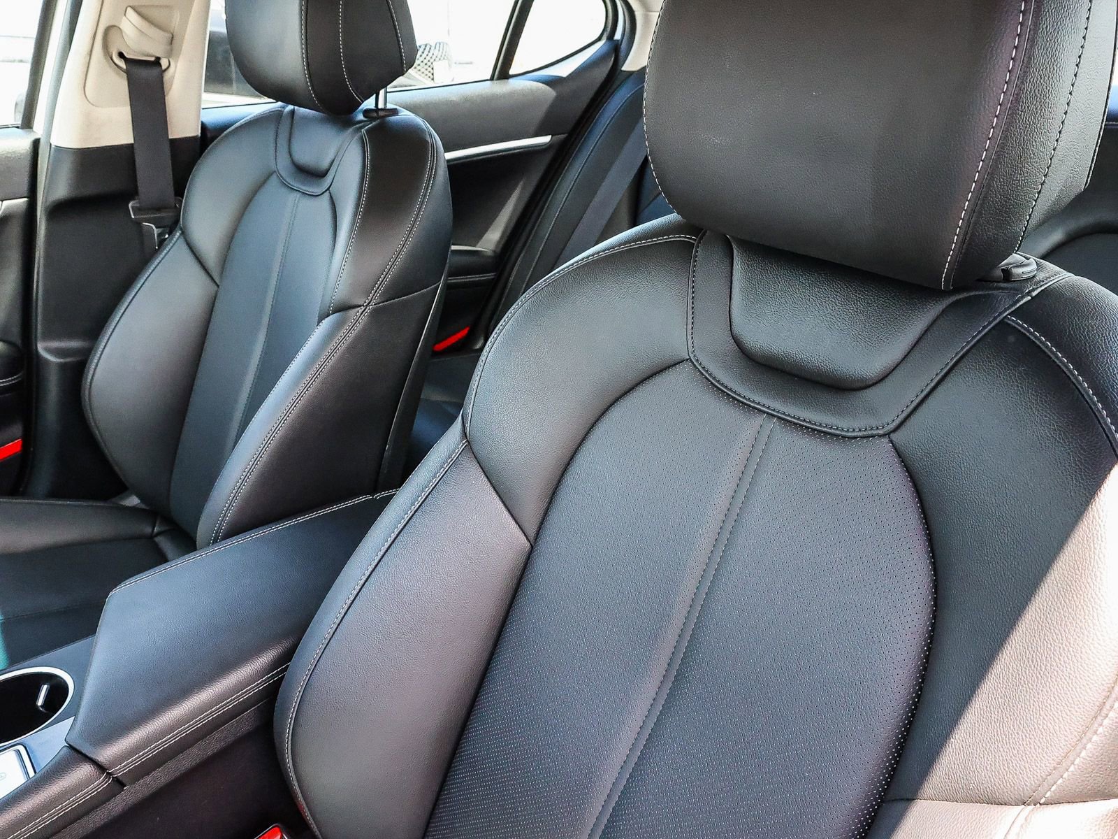 Used 2025 Genesis G70 2.5T RWD image 29