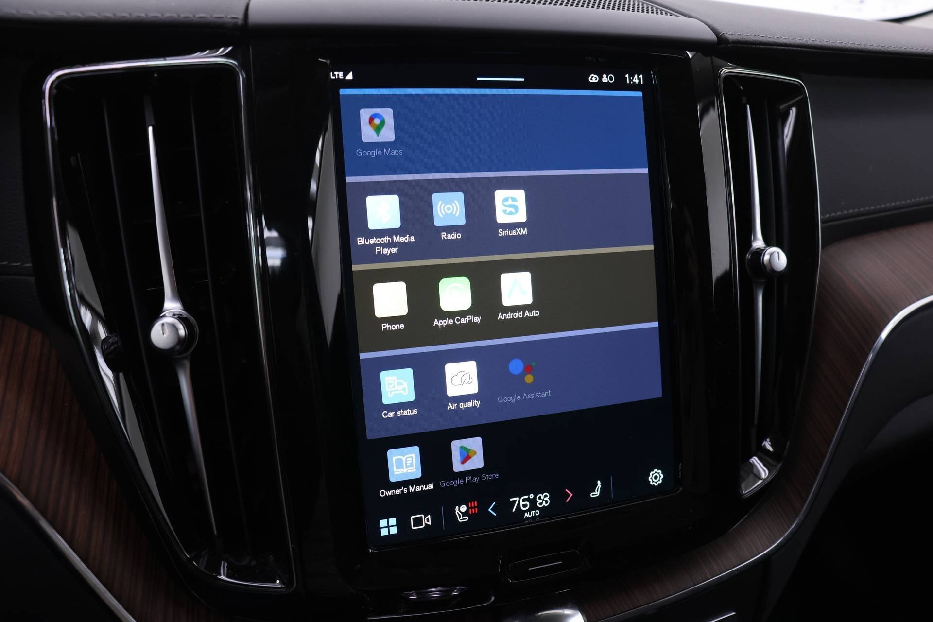 Certified 2024 Volvo XC60 B5 Ultimate w/ Protection Package Premier image 11