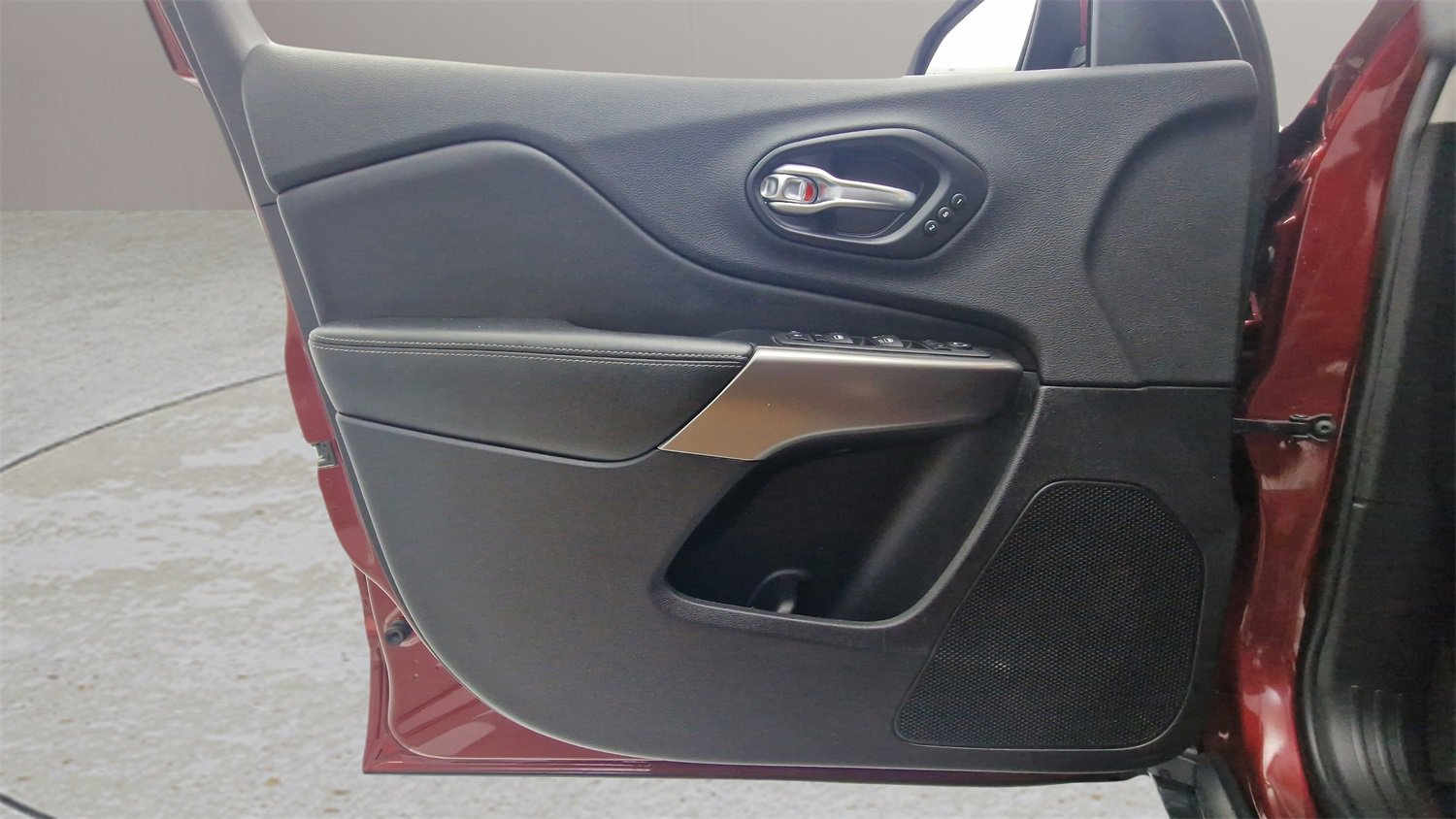 Used 2019 Jeep Cherokee Limited image 14