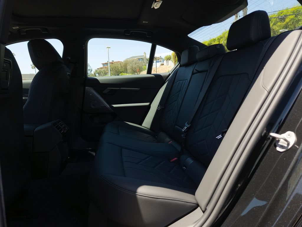 New 2026 BMW 550e xDrive w/ Premium Package AWD/4WD image 9