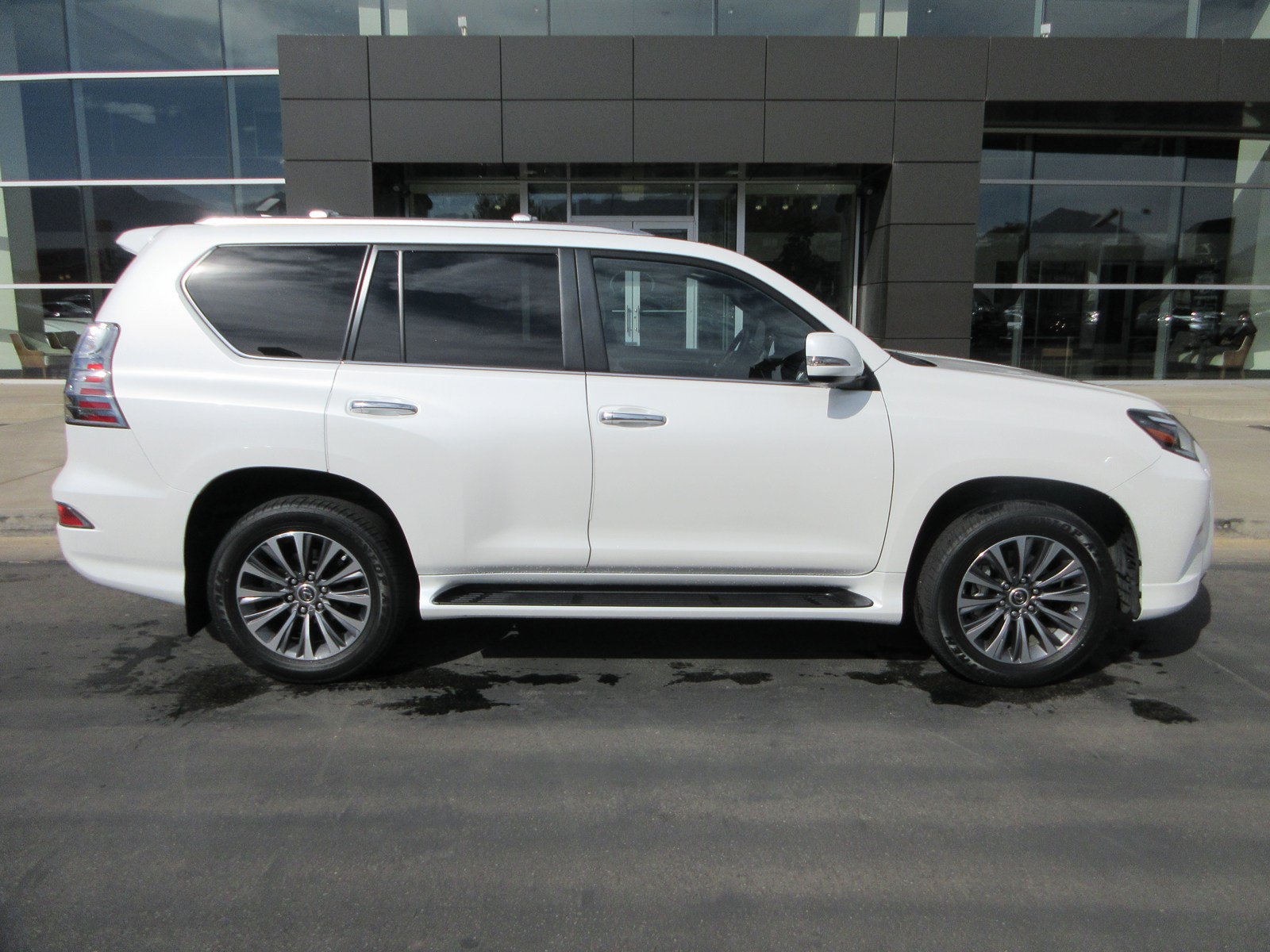 Used 2022 Lexus GX 460 Luxury w/ Off Road Package AWD/4WD image 11