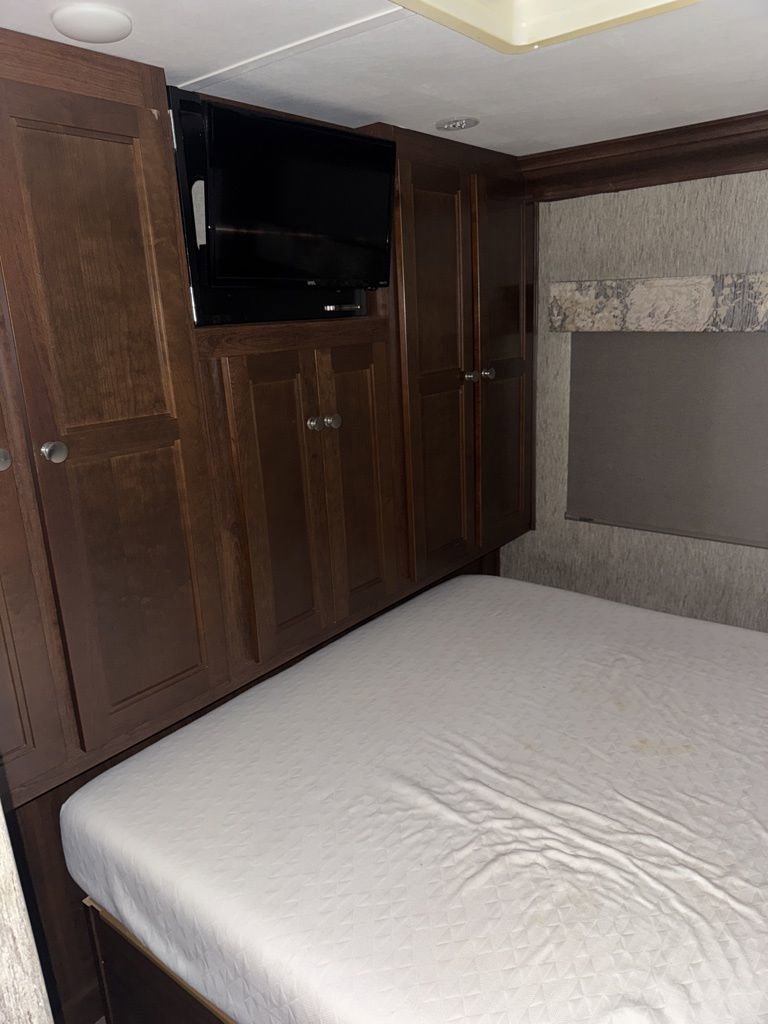 Used 2017 Ford E-450 and Econoline 450 Super Duty w/ Motorhome Prep Package image 38