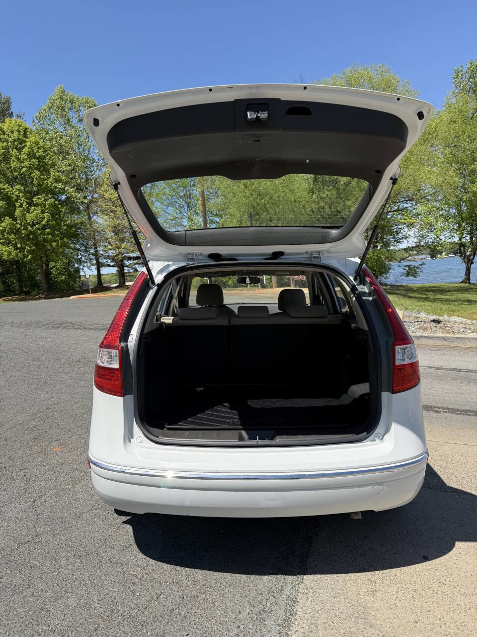 Used 2010 Hyundai Elantra GLS FWD image 5