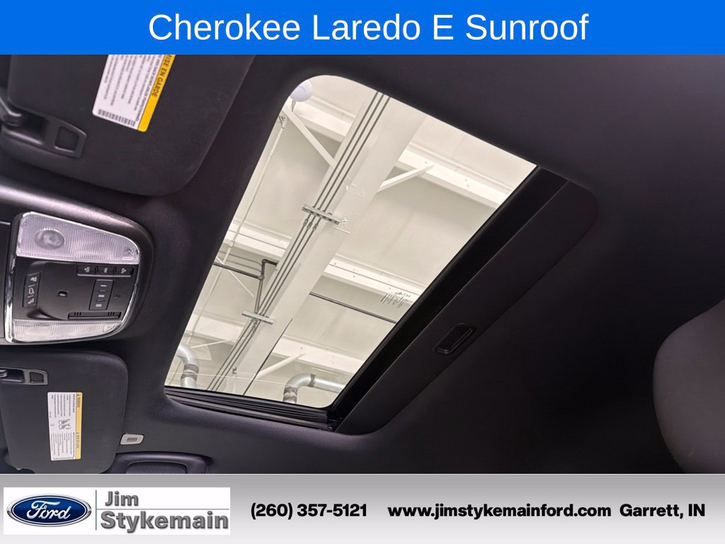 Used 2021 Jeep Grand Cherokee Laredo w/ Security & Convenience Group AWD/4WD image 3