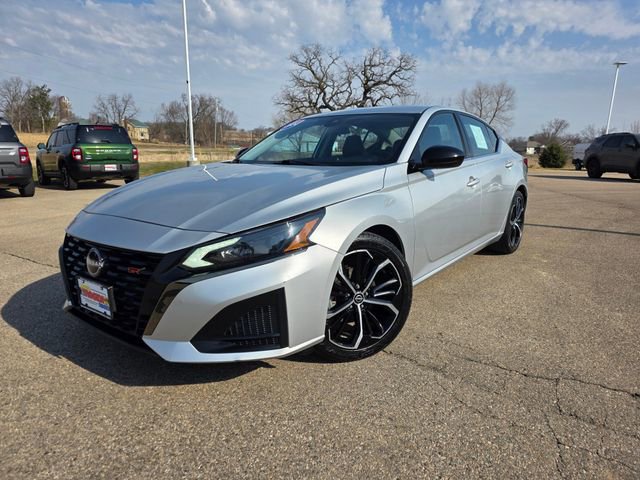 Used 2024 Nissan Altima 2.5 SR image 2