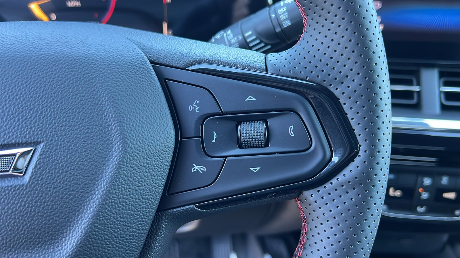 New 2026 Chevrolet Trax RS w/ Sunroof Package image 25