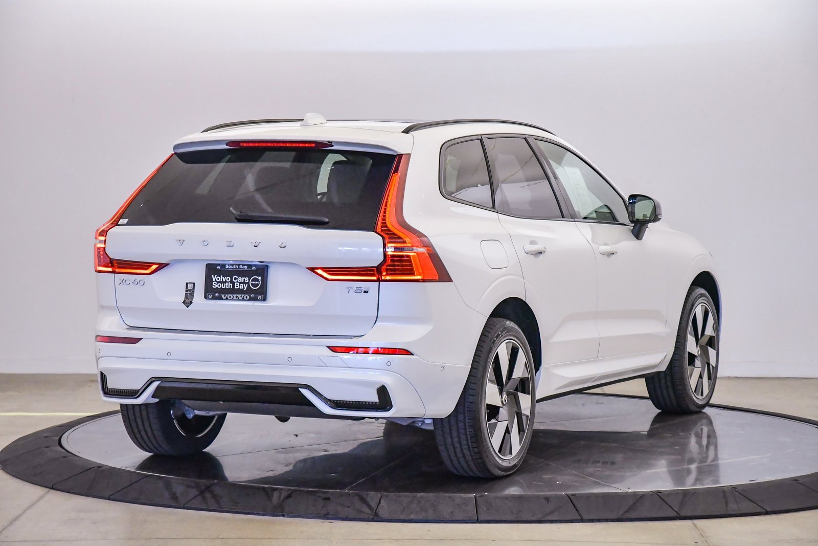 Certified 2025 Volvo XC60 T8 Plus w/ Protection Package Premier image 4