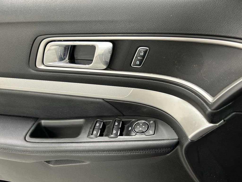 Used 2017 Ford Explorer XLT w/ Equipment Group 201A image 11