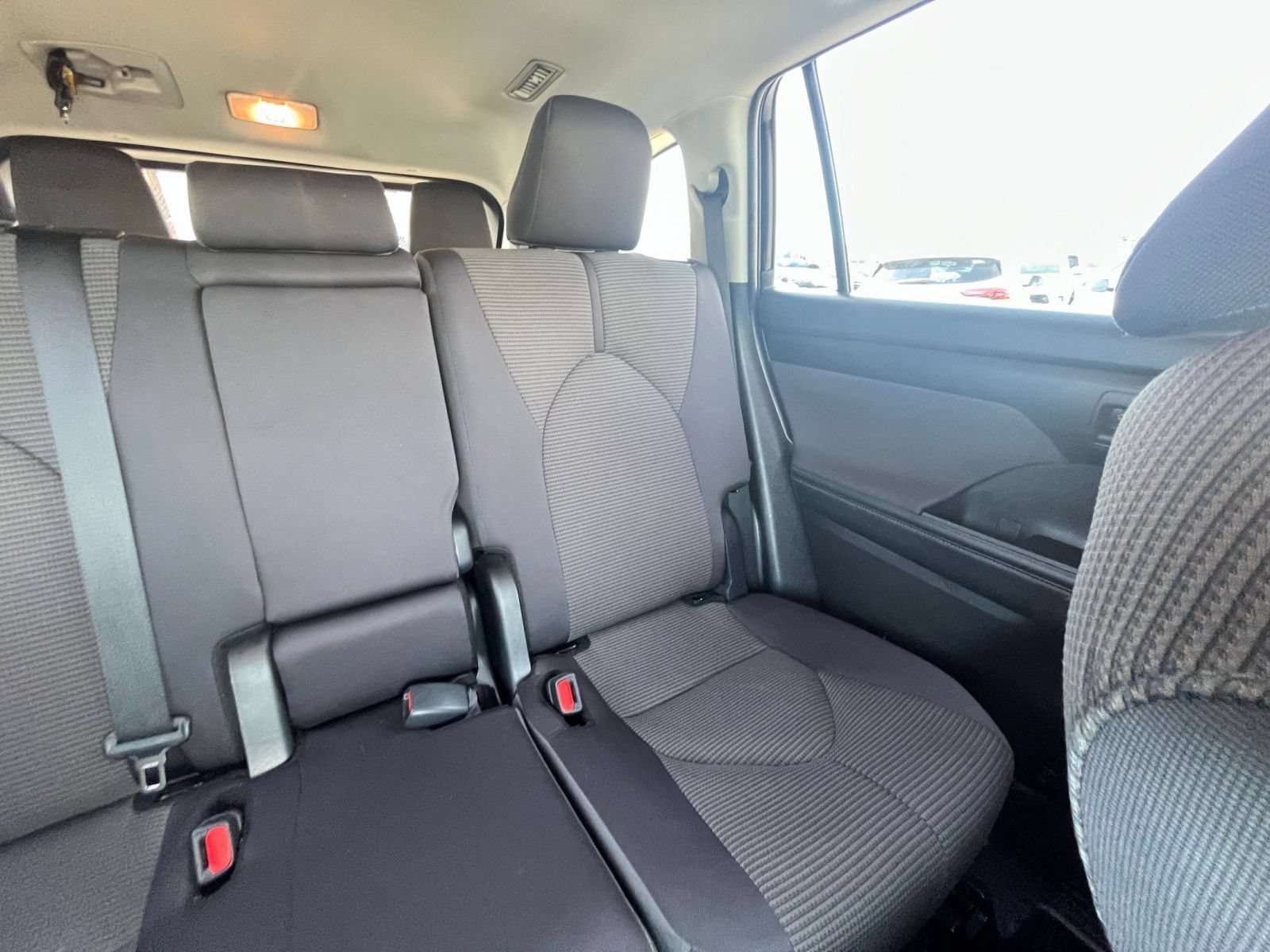 Used 2025 Toyota Highlander LE FWD image 40