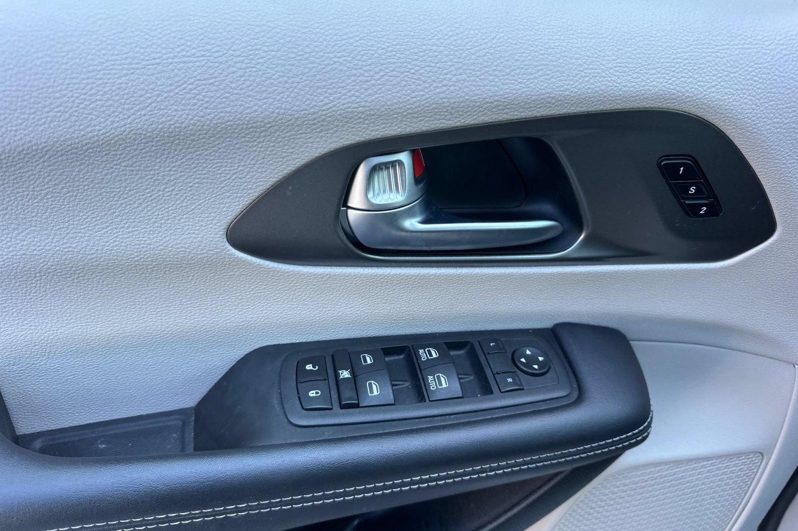 Certified 2023 Chrysler Pacifica Touring-L FWD image 13