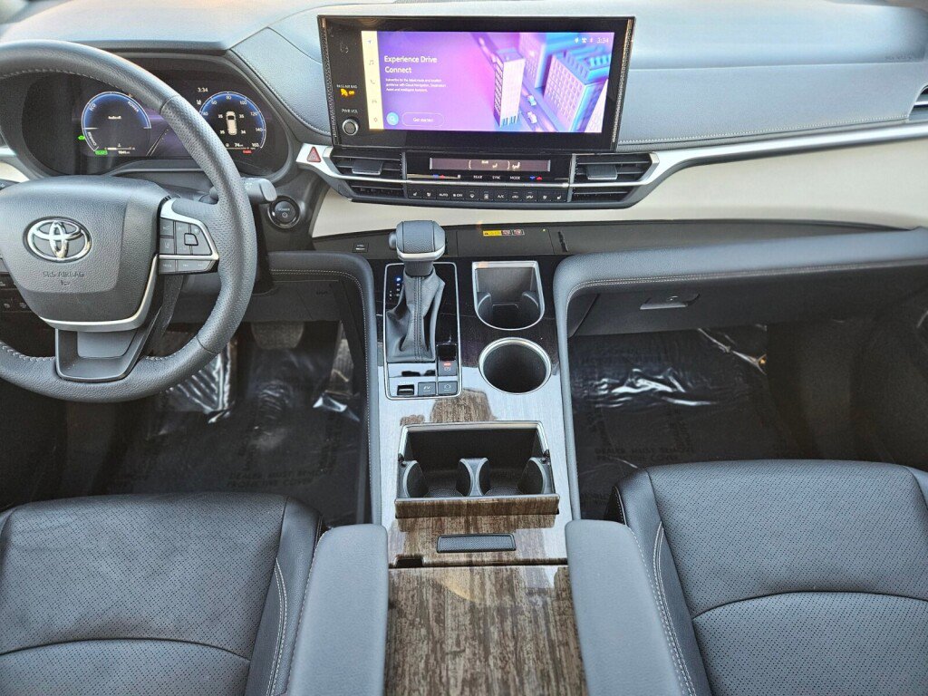 Used 2025 Toyota Sienna Platinum image 11