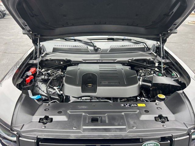 Used 2023 Land Rover Defender 90 X-Dynamic SE image 12