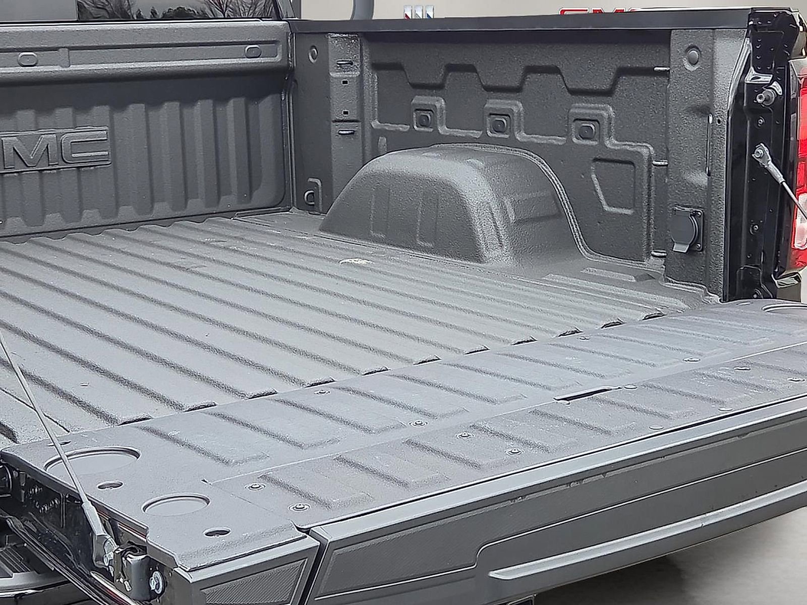 Used 2025 GMC Sierra 1500 Elevation w/ Elevation Premium Package image 9