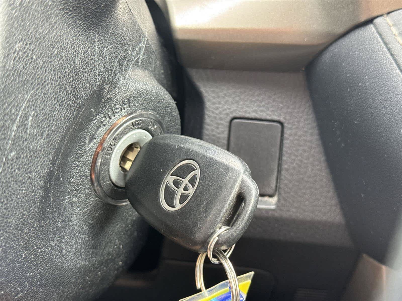 Used 2013 Toyota RAV4 XLE AWD/4WD image 31