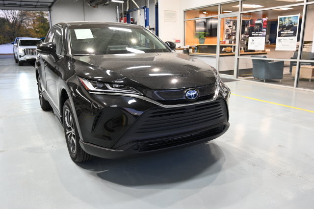 Used 2023 Toyota Venza LE AWD/4WD image 3