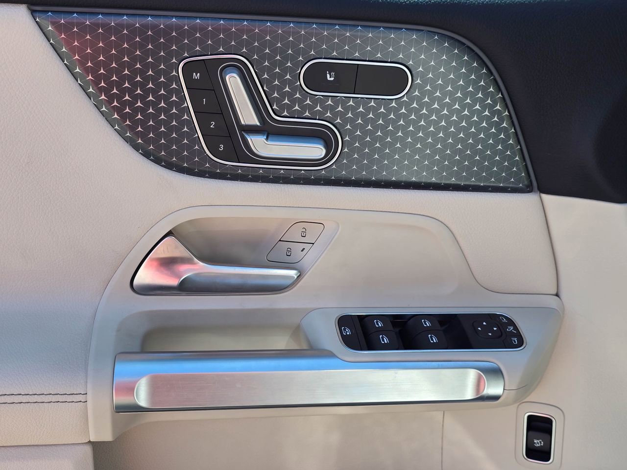 Used 2025 Mercedes-Benz GLB 250 4MATIC image 14