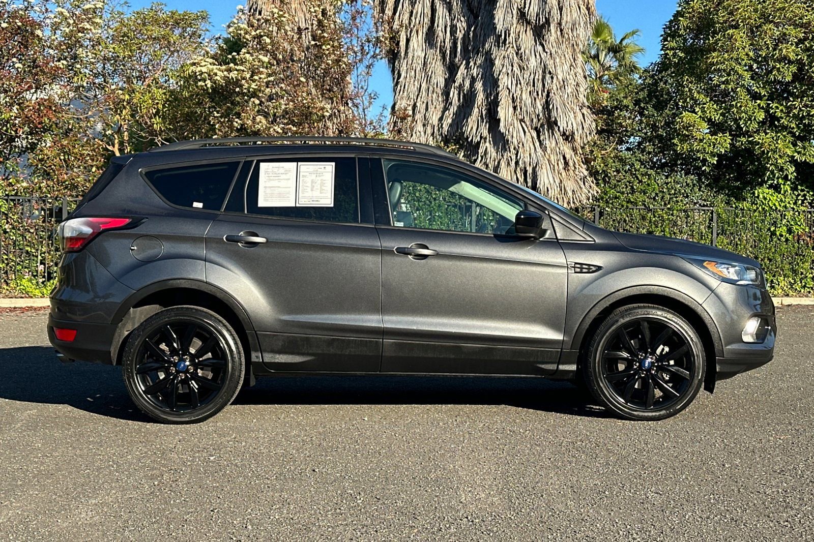 Used 2018 Ford Escape SE w/ SE Sport Appearance Package image 2