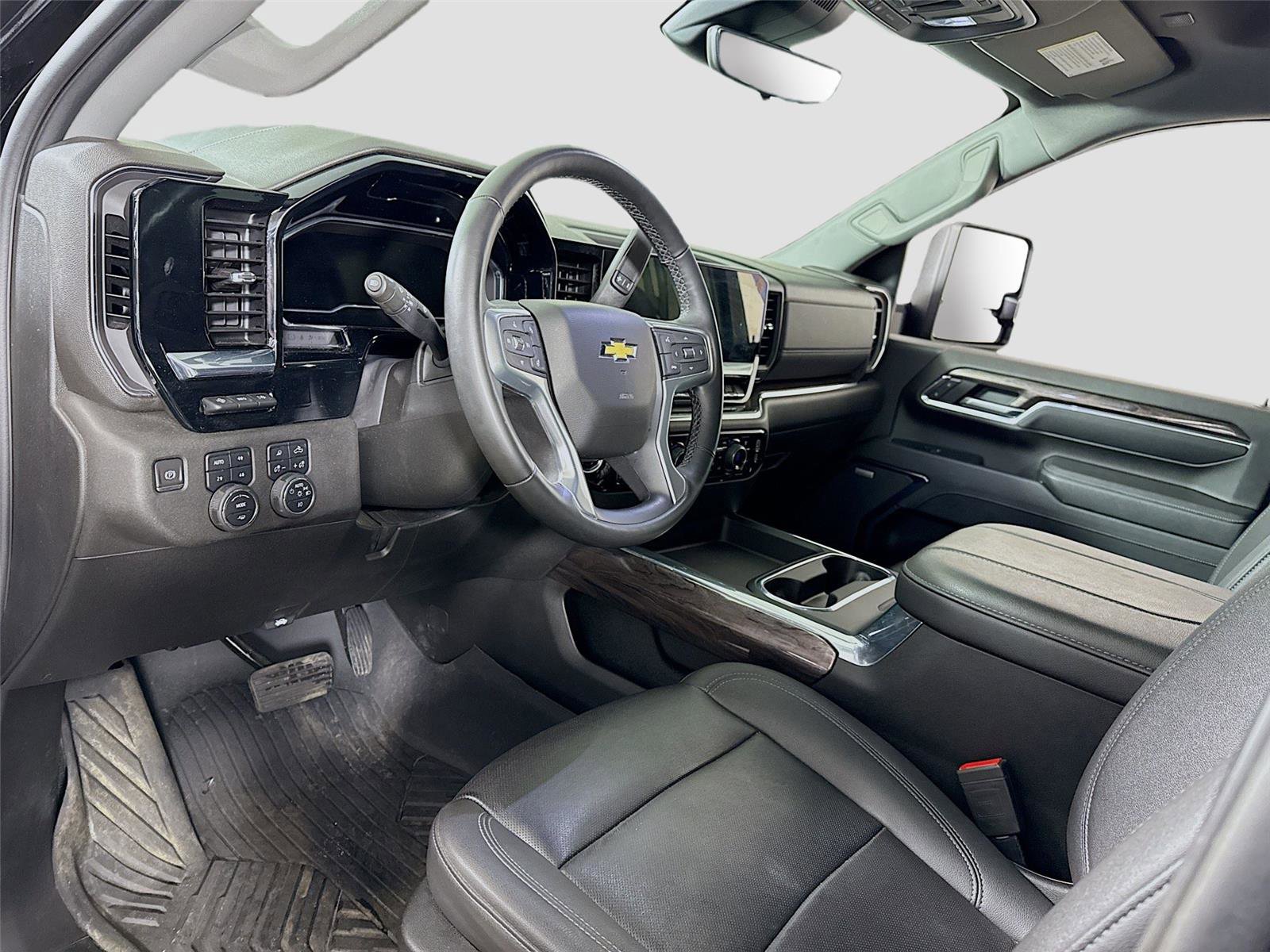 Used 2024 Chevrolet Silverado 3500 LTZ w/ LTZ Plus Package AWD/4WD image 3