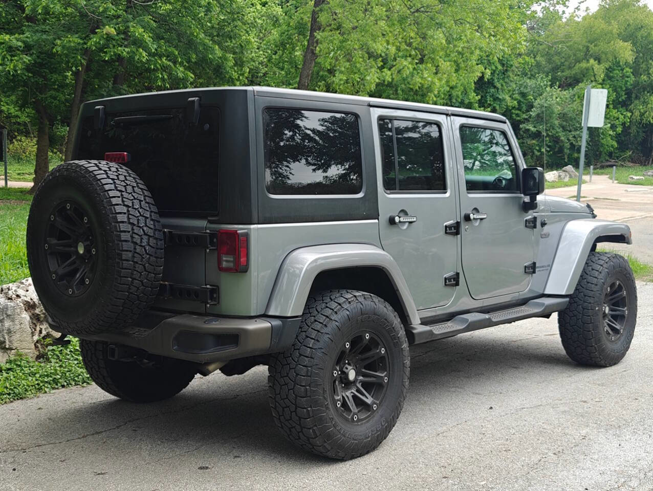 Used 2016 Jeep Wrangler Unlimited Sahara AWD/4WD image 3