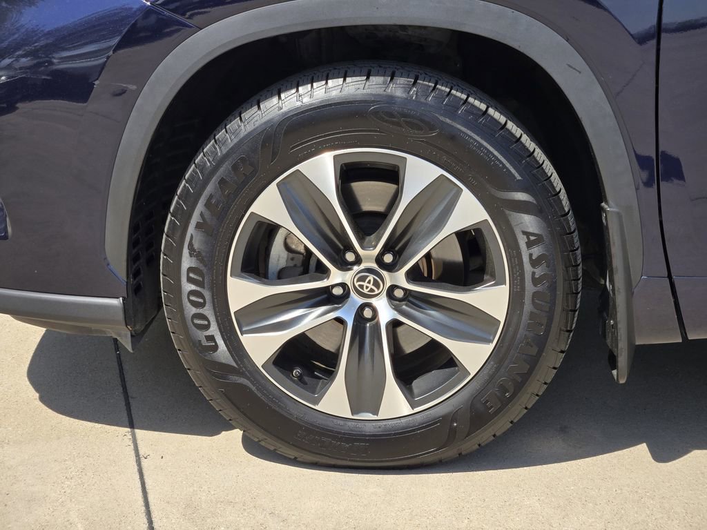 Used 2022 Toyota Highlander XLE image 17