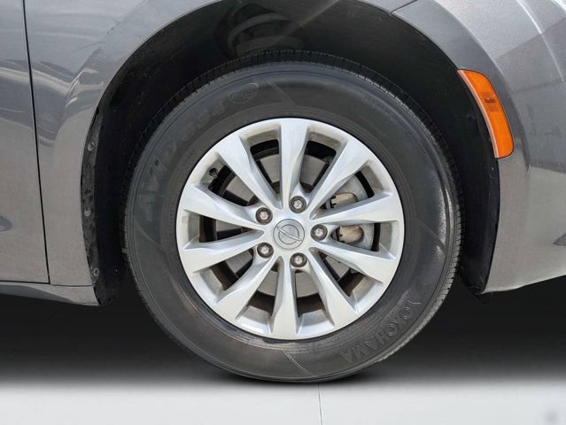Used 2019 Chrysler Pacifica Touring-L FWD image 10