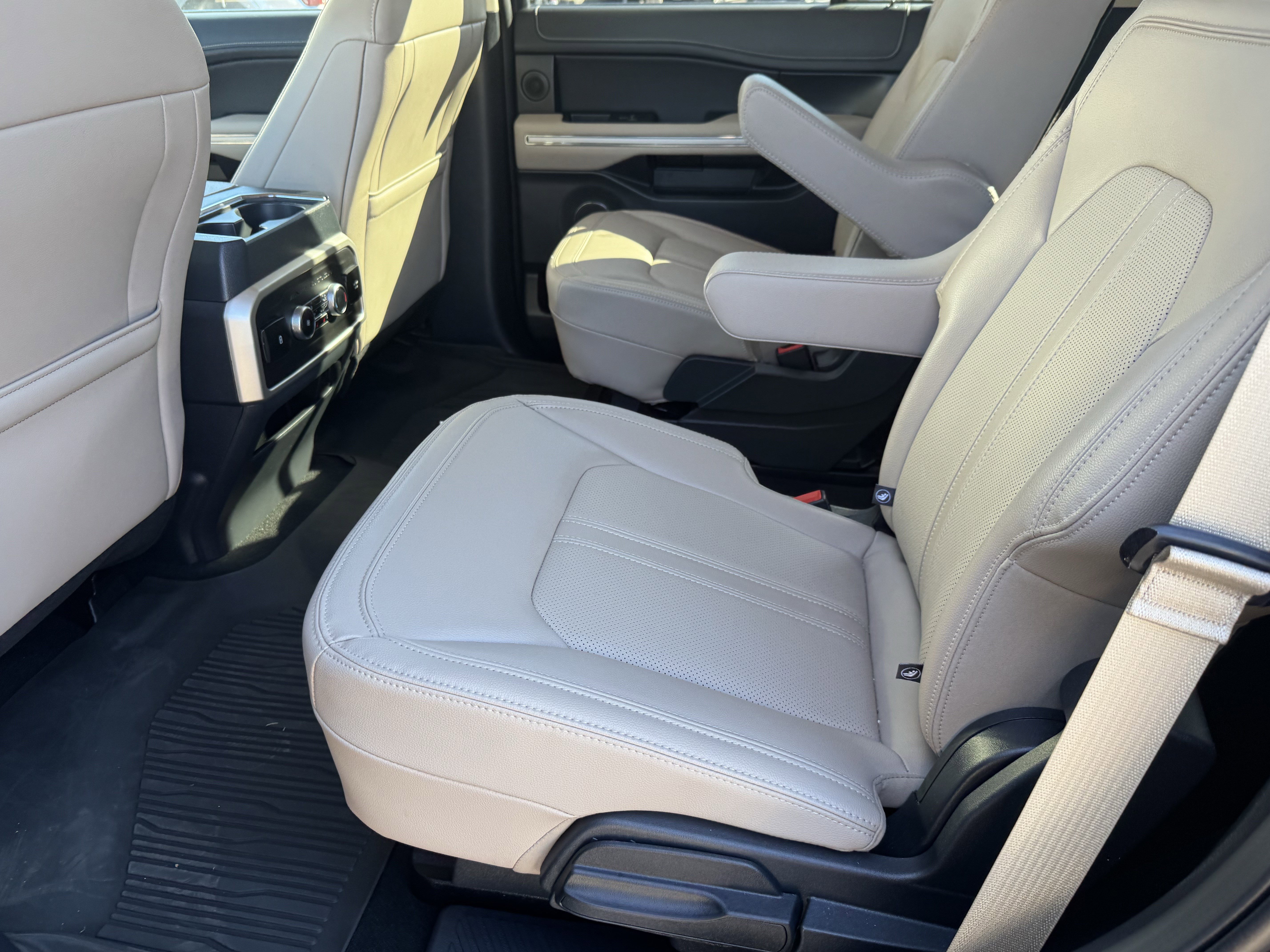 Used 2024 Ford Expedition Limited image 11