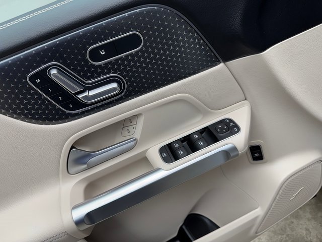 Used 2025 Mercedes-Benz GLB 250 4MATIC image 11