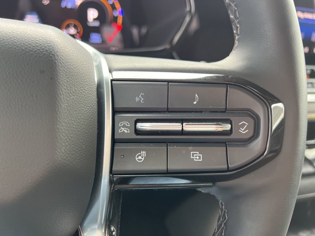 Used 2025 Chevrolet Colorado ZR2 w/ Technology Package AWD/4WD image 28