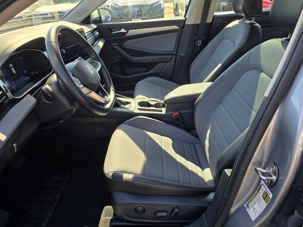 Used 2025 Volkswagen Jetta SE FWD image 20