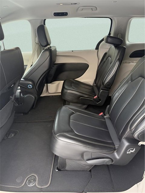Used 2024 Chrysler Pacifica Touring-L image 21
