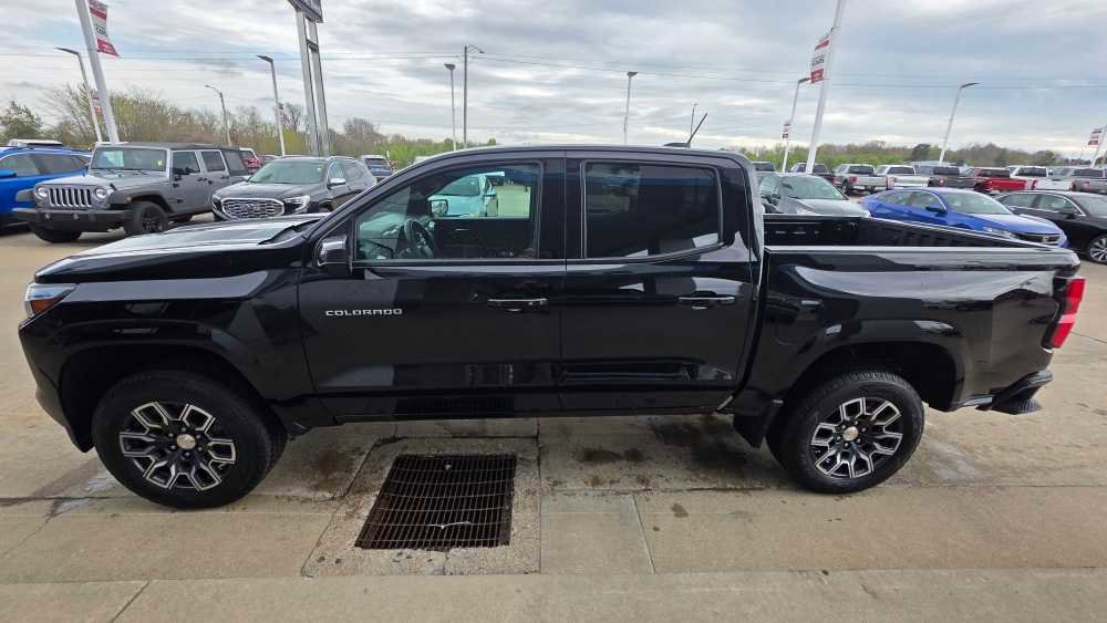 Used 2024 Chevrolet Colorado LT w/ LT Convenience Package III RWD image 2