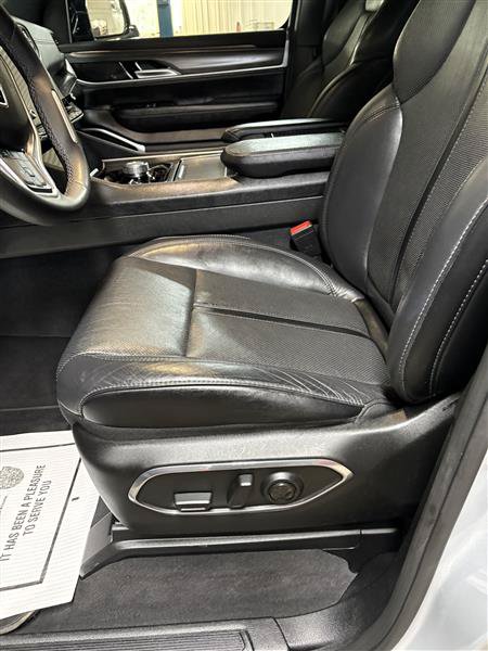 Used 2024 Jeep Wagoneer L Series II w/ Flexible Seating Group AWD/4WD image 8
