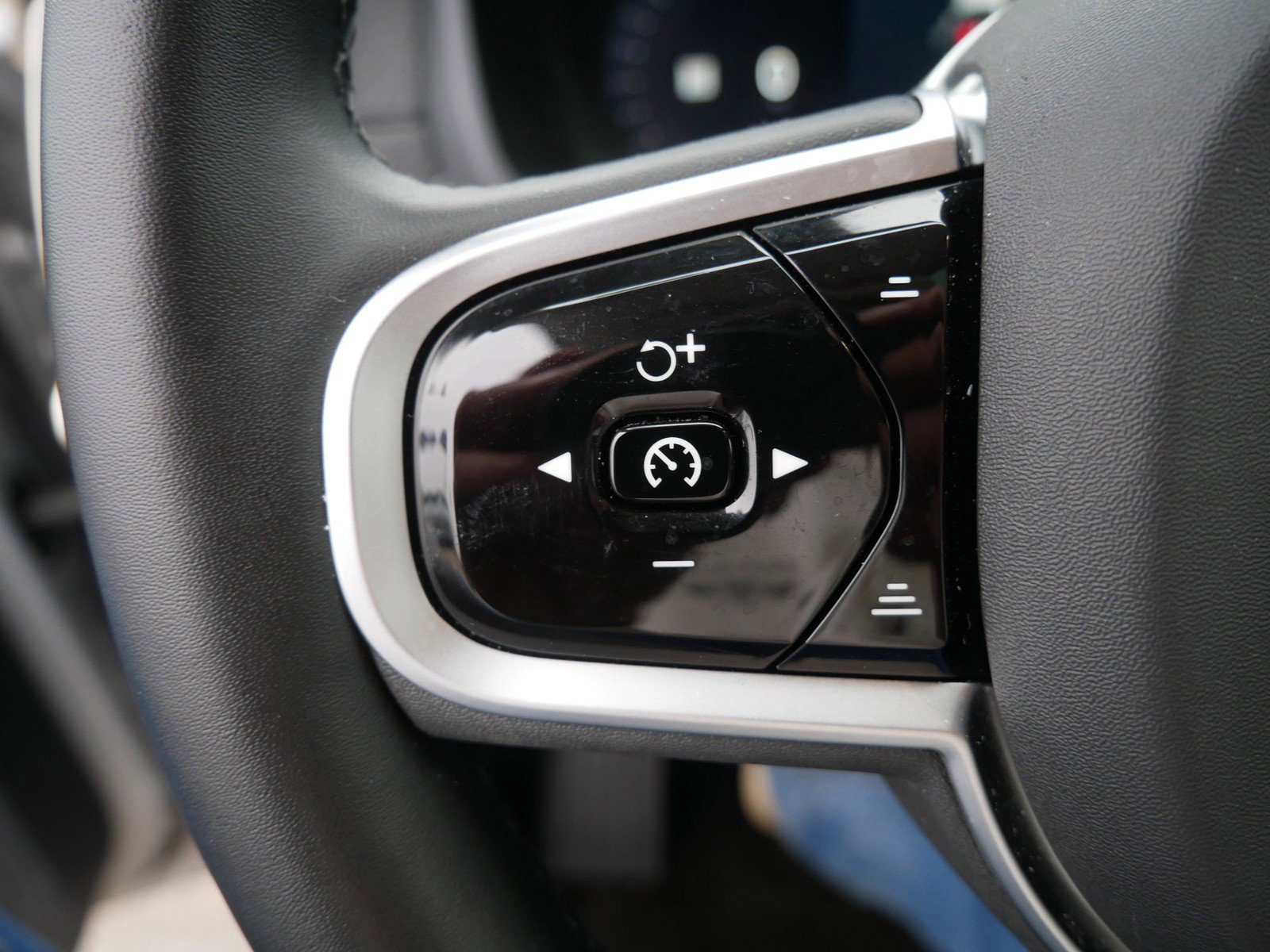 Certified 2025 Volvo XC90 B5 Plus image 25