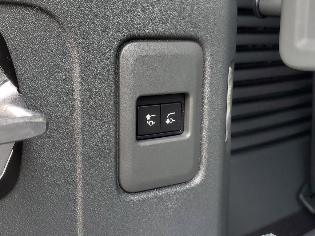 Used 2025 Land Rover Defender 130 X-Dynamic SE image 40